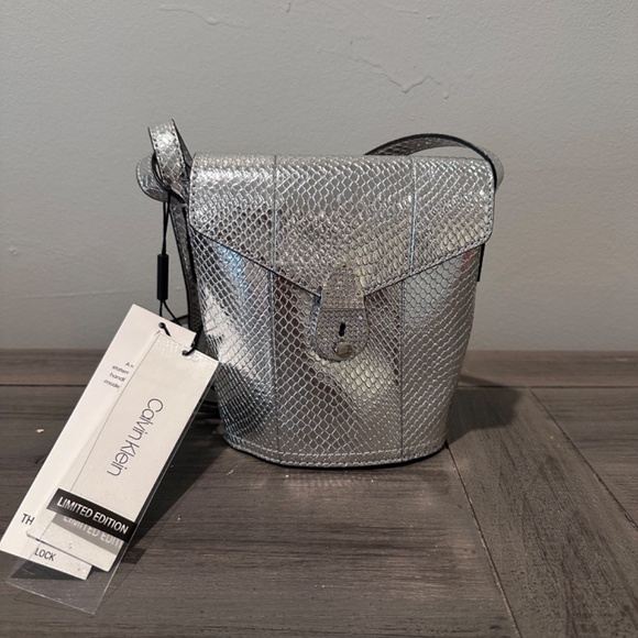 BNWT Calvin Klein Limited Edition Statement Series Silver Lock Bucket Bag - Picture 2 of 10
